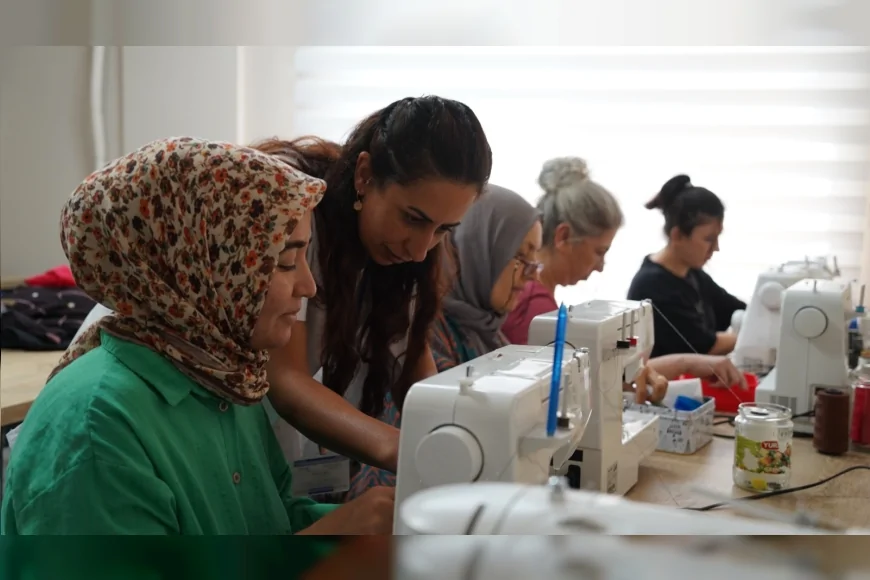 Yunusemre Belediyesi’nin Dikiş Kursları Kadınların Üretim Becerilerini Gelire Dönüştürmelerine Destek Oluyor