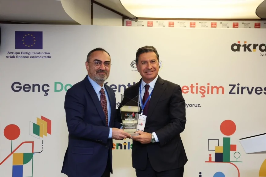 “Genç Dostu Kent” ödülüne layık görülen Muğla Büyükşehir Belediyesi, üniversite yerleştirme sonuçlarının ardından kente gelecek öğrenciler için ulaşım, barınma, eğitim, kırtasiye, beslenme, kütüphane ve sosyal yaşam alanlarında sunduğu destekleri sürdürüyor. Başkan Ahmet Aras, yeni öğrencileri “evinize hoş geldiniz” sözleriyle Muğla’ya davet etti.