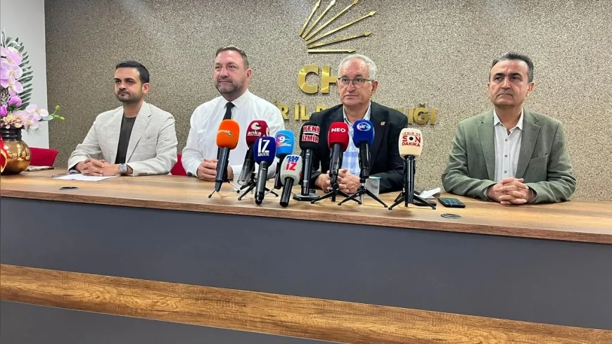 CHP İzmir İl Başkanı Utku Gümrükçü CHP yöneticileri ve eski milletvekili Atila Sertel, “Tutuksuz yargılama esastır, iddianameler bir an önce hazırlanmalıdır”