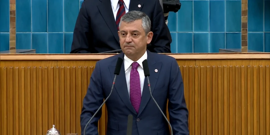 TBMM Ana Bina Büyük Grup Salonu’nda partililere ve kamuoyuna Özgür Özel seslendi.