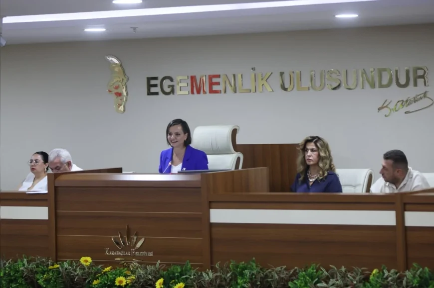 Karabağlar Belediye Meclisi’nde siyasi parti değişikliklerinin ardından komisyonlar yeniden oluşturuldu.