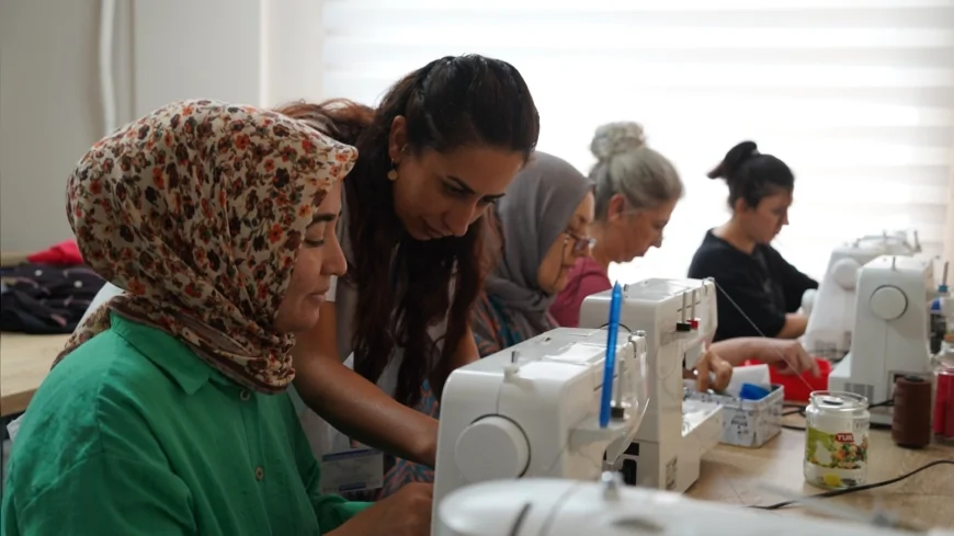 Yunusemre Belediyesi’nin Dikiş Kursları Kadınların Üretim Becerilerini Gelire Dönüştürmelerine Destek Oluyor