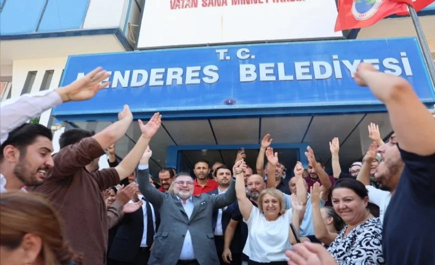 Menderes Belediye Başkan Vekili seçildi: AK Partili Asuman Şen, CHP’li meclis üyelerinin desteğiyle göreve geldi.