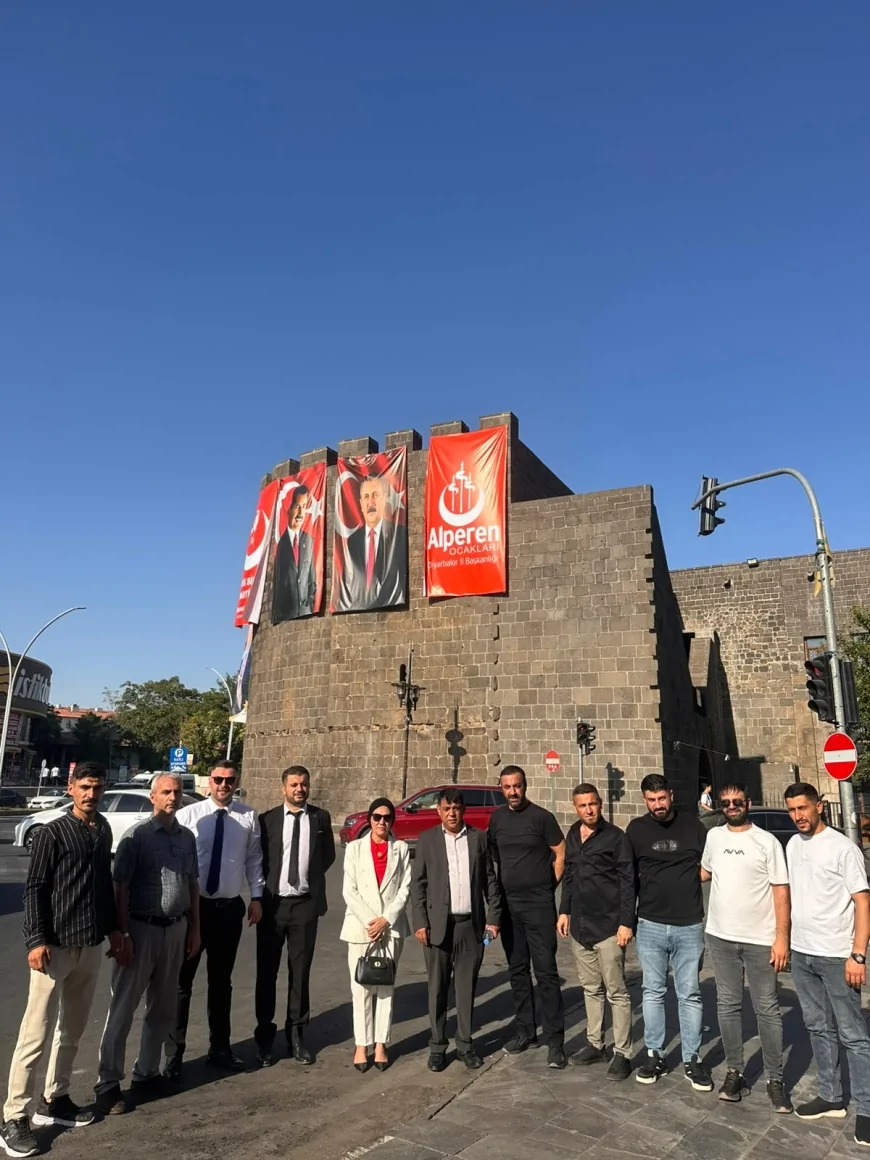 Diyarbakır Dağkapı Burcu’nda Şehit Lider Muhsin Yazıcıoğlu ve Mustafa Destici posterleri gündem oldu