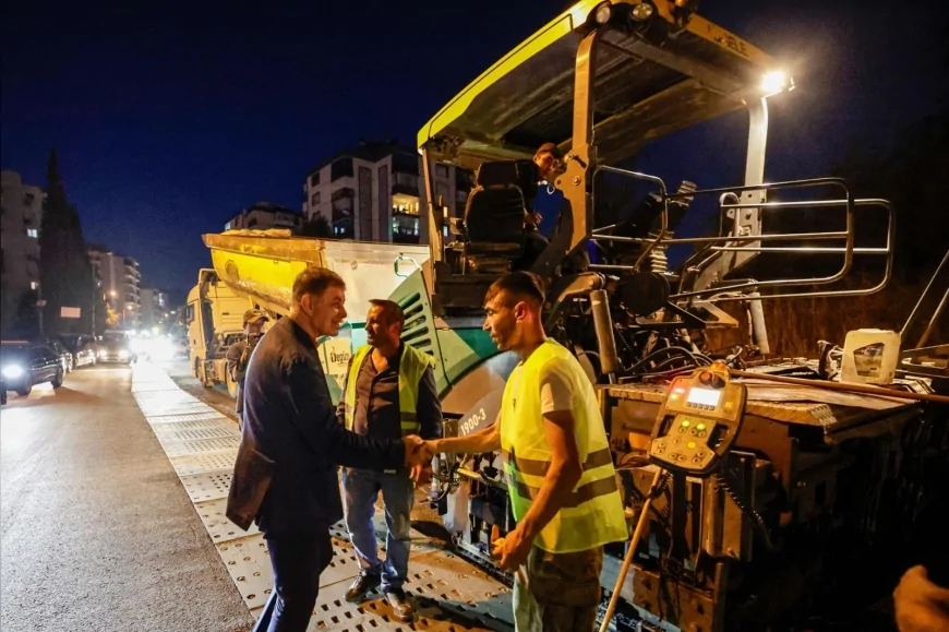 İzmir Büyükşehir Belediyesi 2 milyar liralık yatırımla 6 ayda 524 bin ton asfalt serdi.