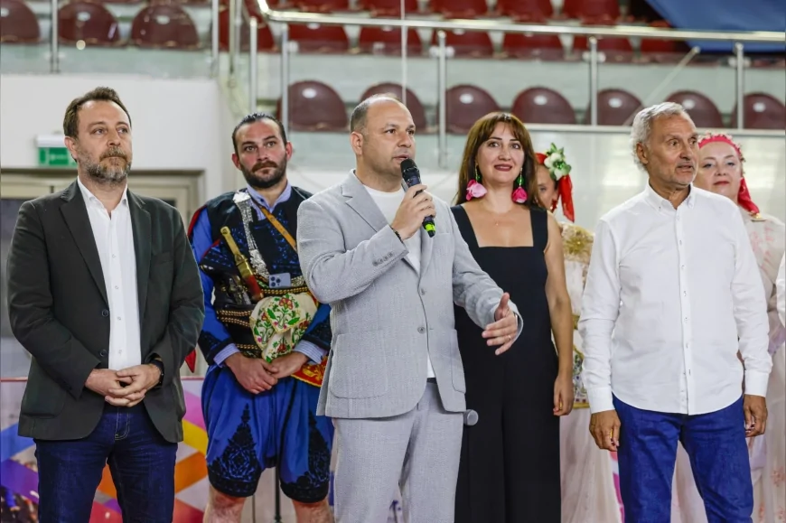 İzmir Büyükşehir Belediyesi’nin Balkan halk dansları kursunda coşkulu final gecesi düzenlendi.
