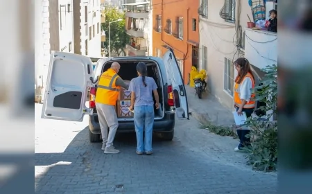 Kuşadası Belediyesi, sosyal incelemeler sonucunda belirlenen ihtiyaç sahibi hanelere temel gıda ürünlerinden oluşan kolileri adreslerinde teslim ediyor. Ocak ayından bu yana 2 bin 831 gıda kolisi ailelere ulaştırılırken, başvurular doğrultusunda desteğin önümüzdeki dönemde de devam edeceği bildirildi.