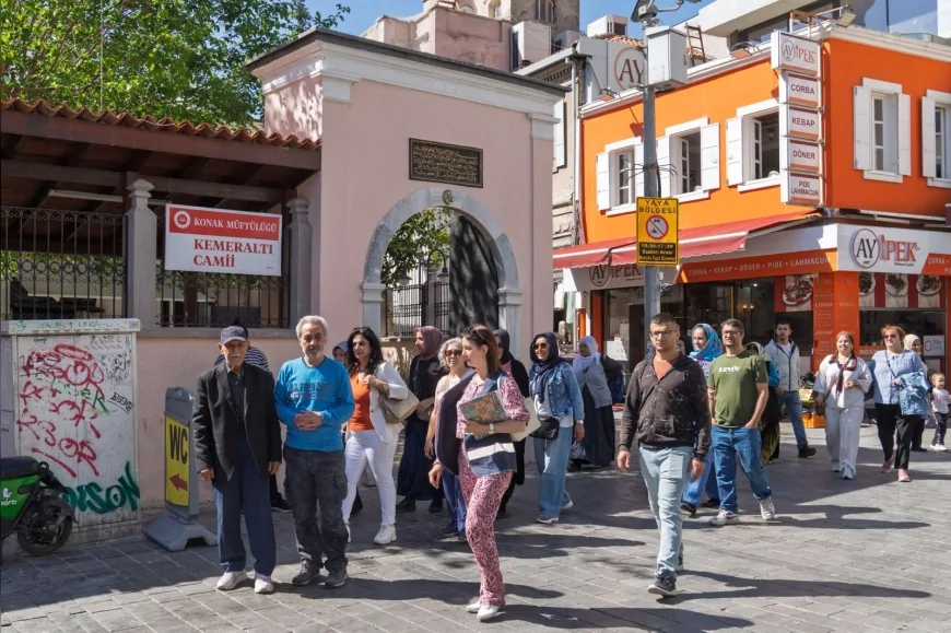 İzmir Büyükşehir Belediyesi emekliler için ücretsiz kent gezilerini eylül ve ekim aylarında sürdürüyor