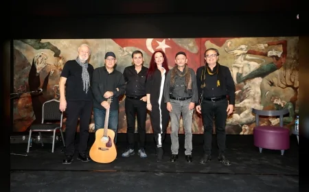 İzmir’de Romantika Sergisi’nde Nâzım Hikmet’in Kuvâyi Milliye Destanı Şiir ve Müzik Eşliğinde Yankılandı.