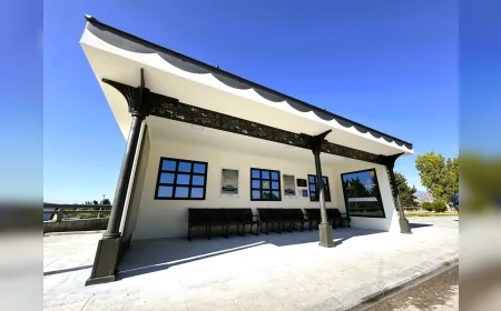 İzmir Büyükşehir Belediyesi’nin Yeni Nesil Duraklarının İkincisi Koruluk’ta 24 Günde Tamamlandı.