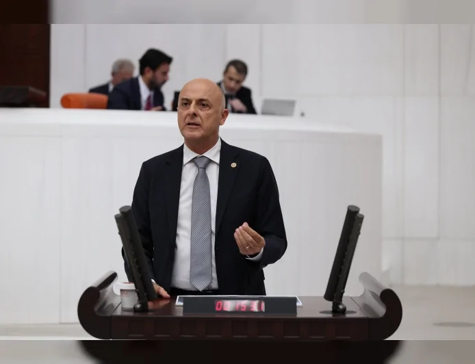 YENİ Parti İzmir Milletvekili Ümit Özlale: “Bir İstifa, Onlarca Bağlantı, Milyarlarca Liralık Soru”