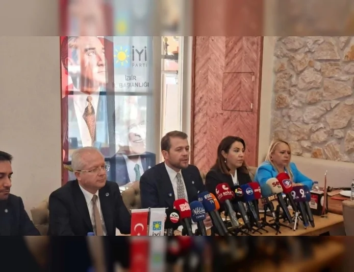 İYİ Parti Genel Sekreteri Osman Ertürk Özel,  İzmir’de basın mensuplarıyla bir araya geldi.