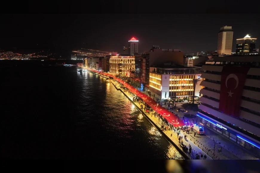 İzmir’de Cumhuriyet’in 103’üncü Yıl Dönümü Fener Alayı, Havai Fişek, Drone Gösterileri ve Konserlerle Kutlanacak.