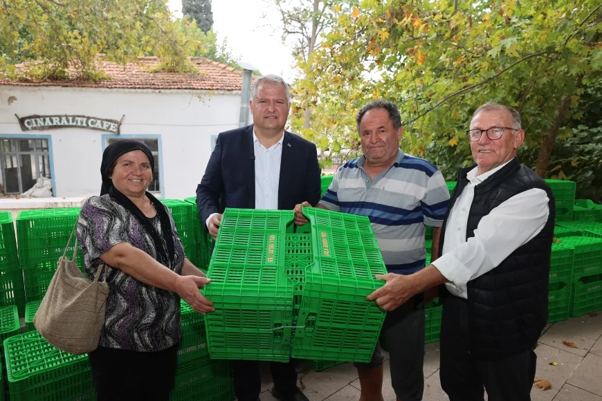 Urla Belediyesi’nden zeytin üreticisine hasat eğitimi ve 1.200 kasa desteği.