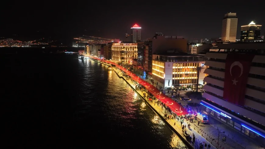 İzmir’de Cumhuriyet’in 103’üncü Yıl Dönümü Fener Alayı, Havai Fişek, Drone Gösterileri ve Konserlerle Kutlanacak.