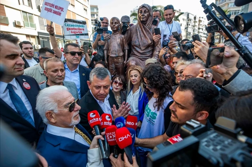 İZMİR’DE GAZETECİLERDEN “SANSÜRE HAYIR, HABERE ÖZGÜRLÜK” YÜRÜYÜŞÜ: “ARTIK YETER, NEFES ALAMIYORUZ”