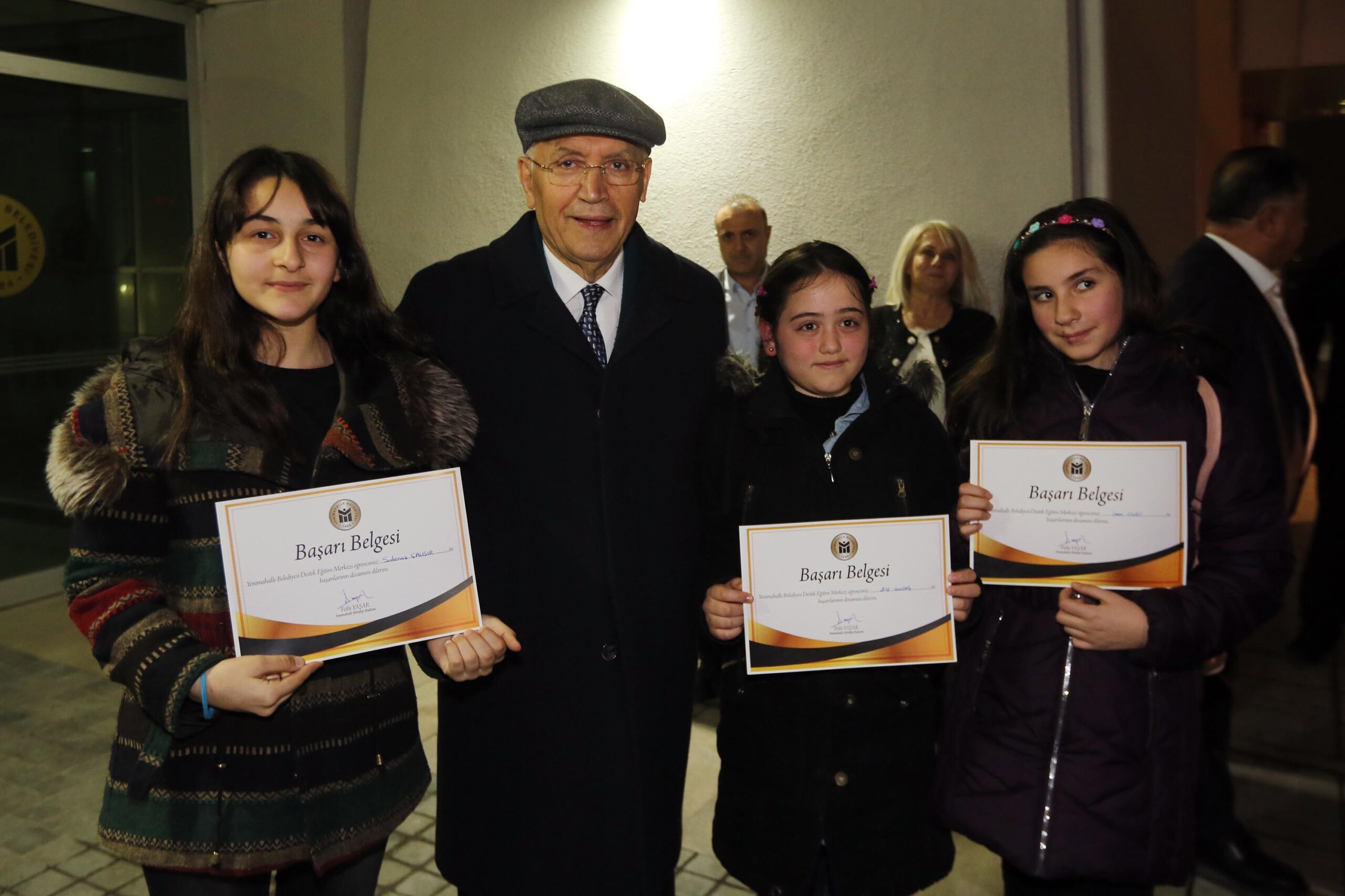 2 bin öğrenci başarı belgelerini Yaşar’dan aldı