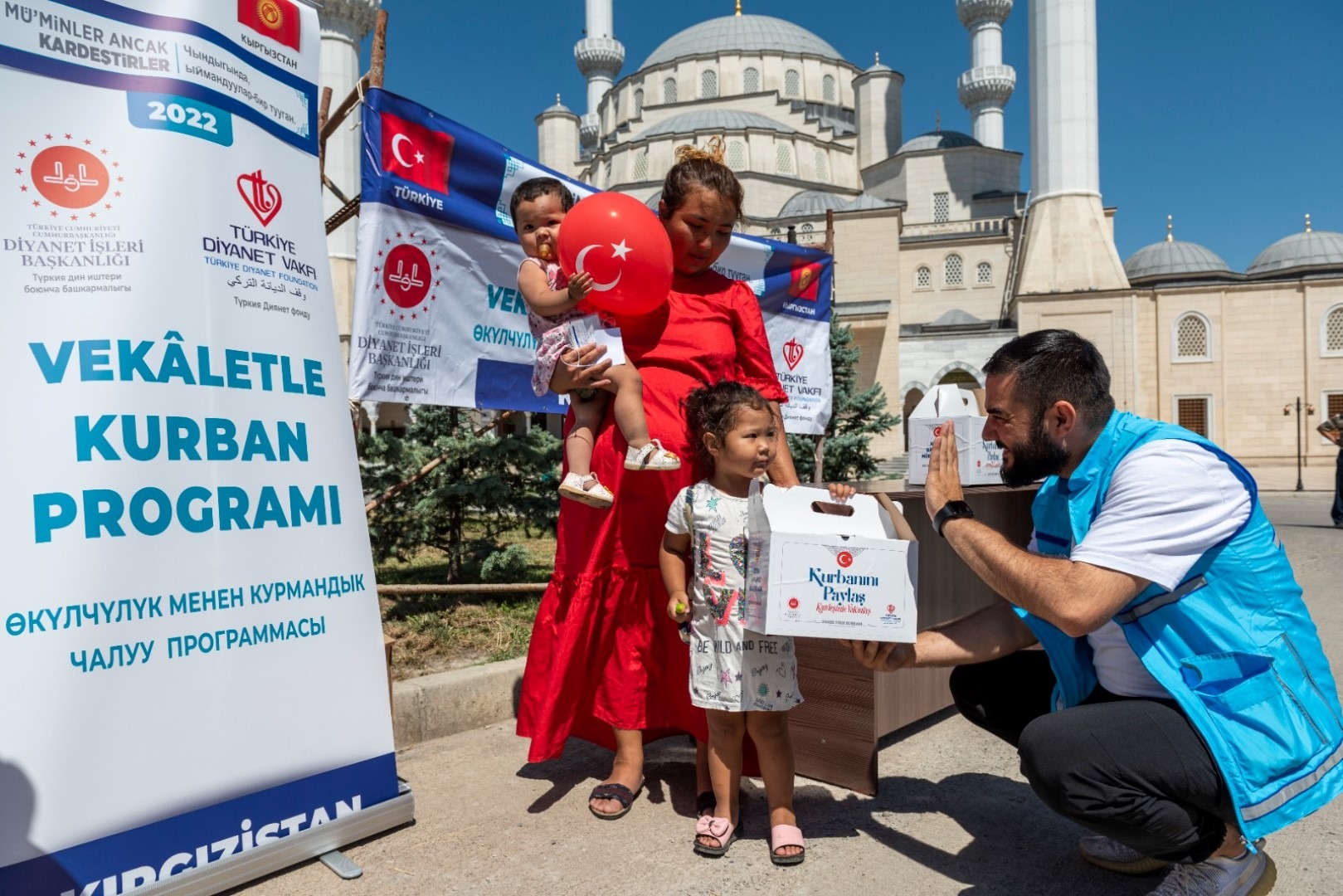 قام وقف الديانة التركي بإيصال لحوم الأضاحي إلى 22 مليون محتاج