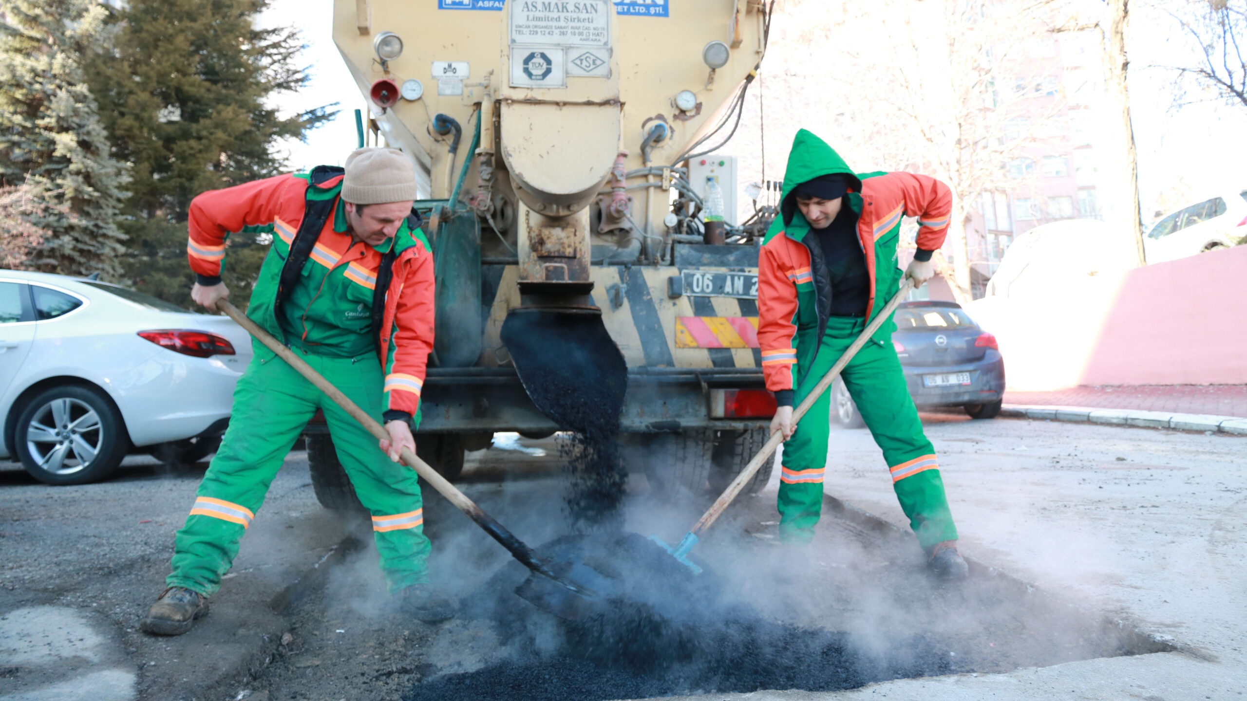 ACİL ASFALT EKİBİ İŞ BAŞINDA