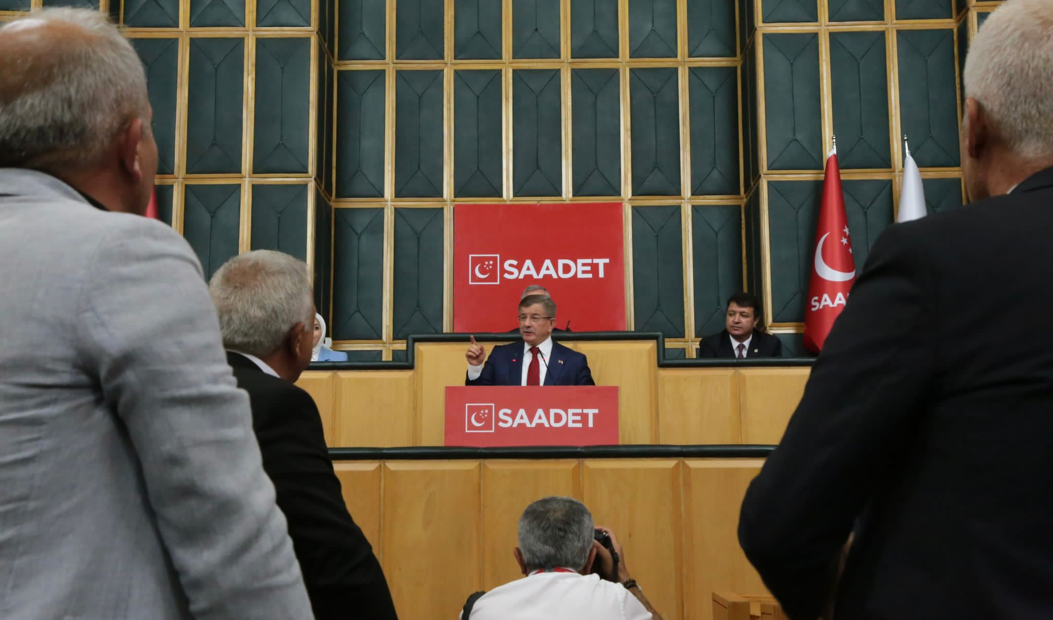 AHMET DAVUTOĞLU GRUP KONUŞMASINDA ÖNEMLİ MESAJLAR VERDİ