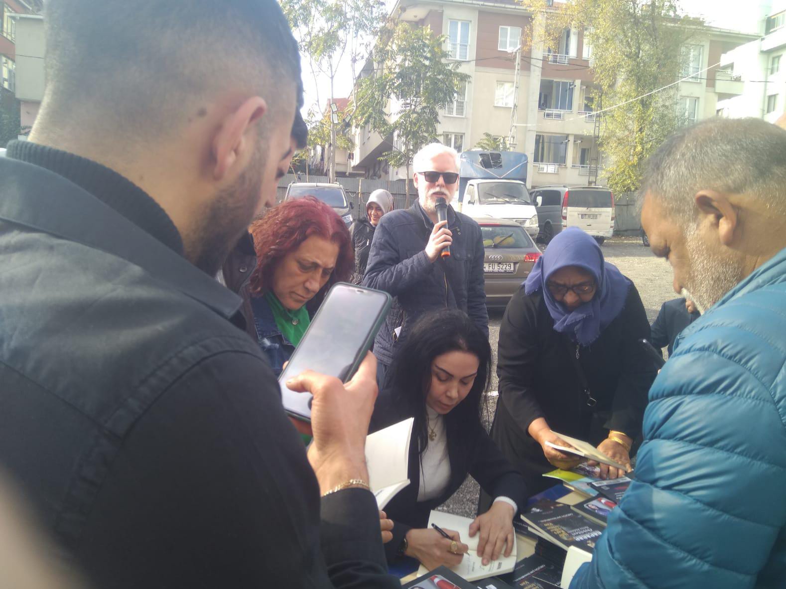 Araştırmacı Yazar  Dr. Akdemir Kitaplarını imzaladı