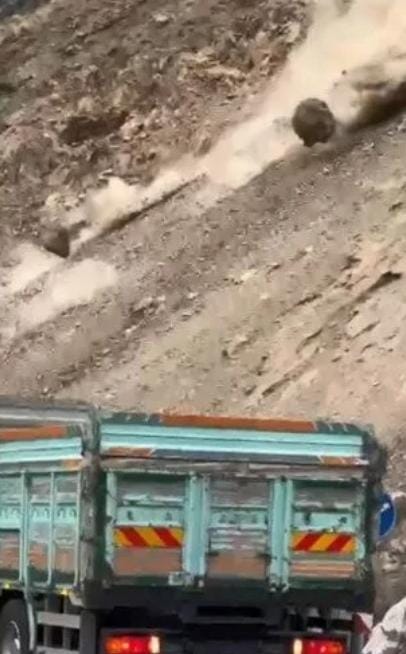 Artvin’de heyelan !! Karayolu ulaşıma kapandı