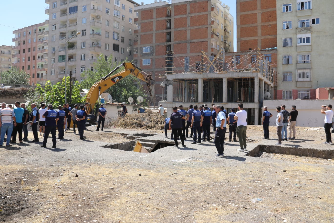 BAĞLAR BELEDİYESİ'NDEN KAÇAK YAPIYA MÜDAHALE