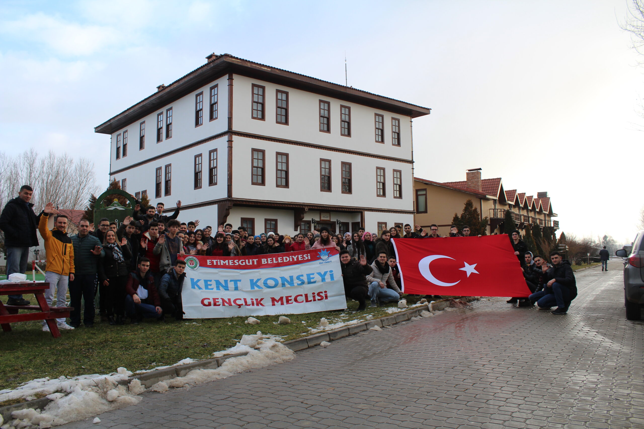 Başkan Demirel, Etimesgut'a hizmet eden başarılı gençleri ödüllendirdi