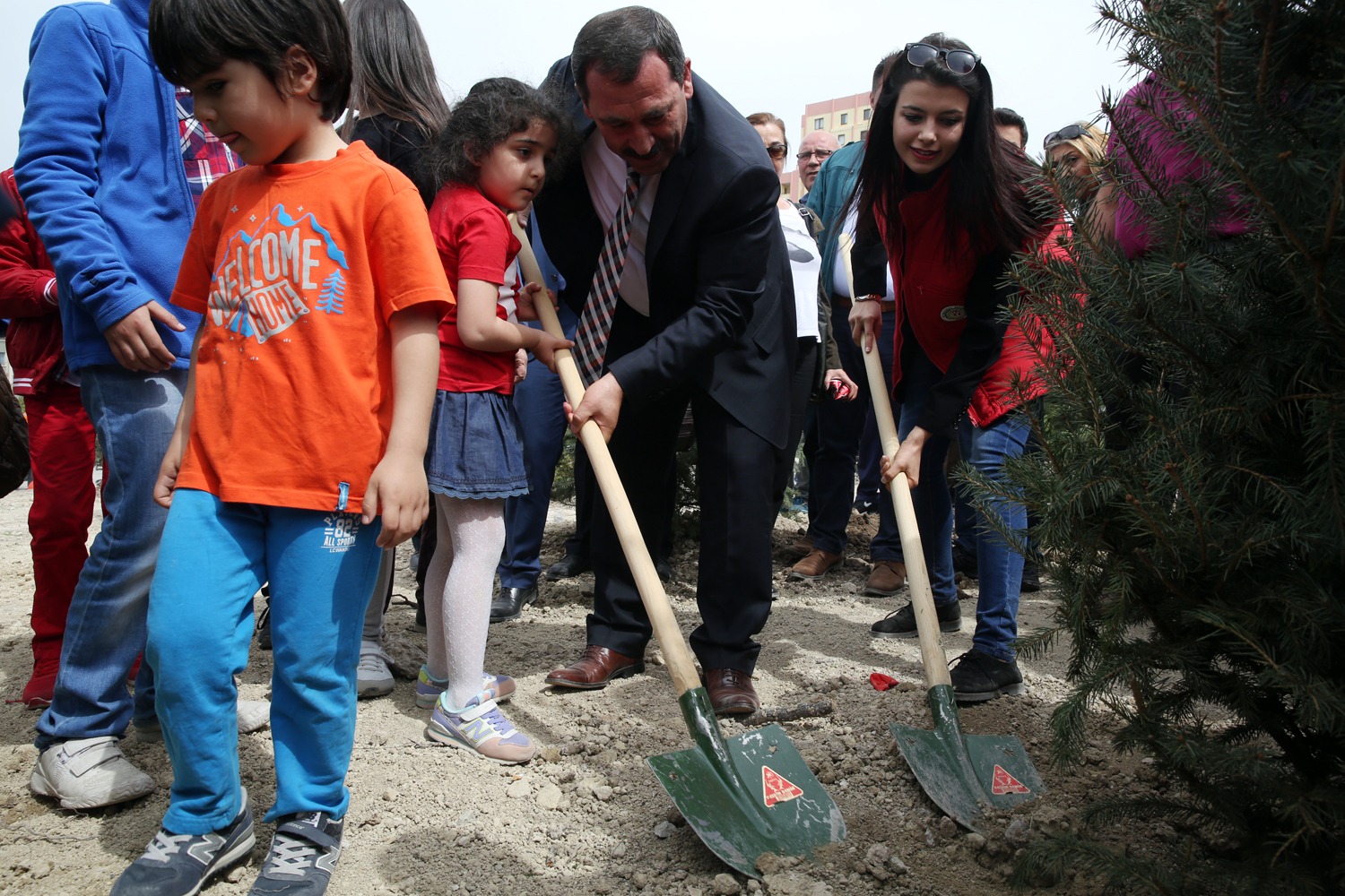 BAŞKAN ENVER DEMİREL, ETİMESGUT'A, TOPLAM ALANI 1 MİLYON METREKAREYE ULAŞAN HATIRA ORMANLARI KURDU