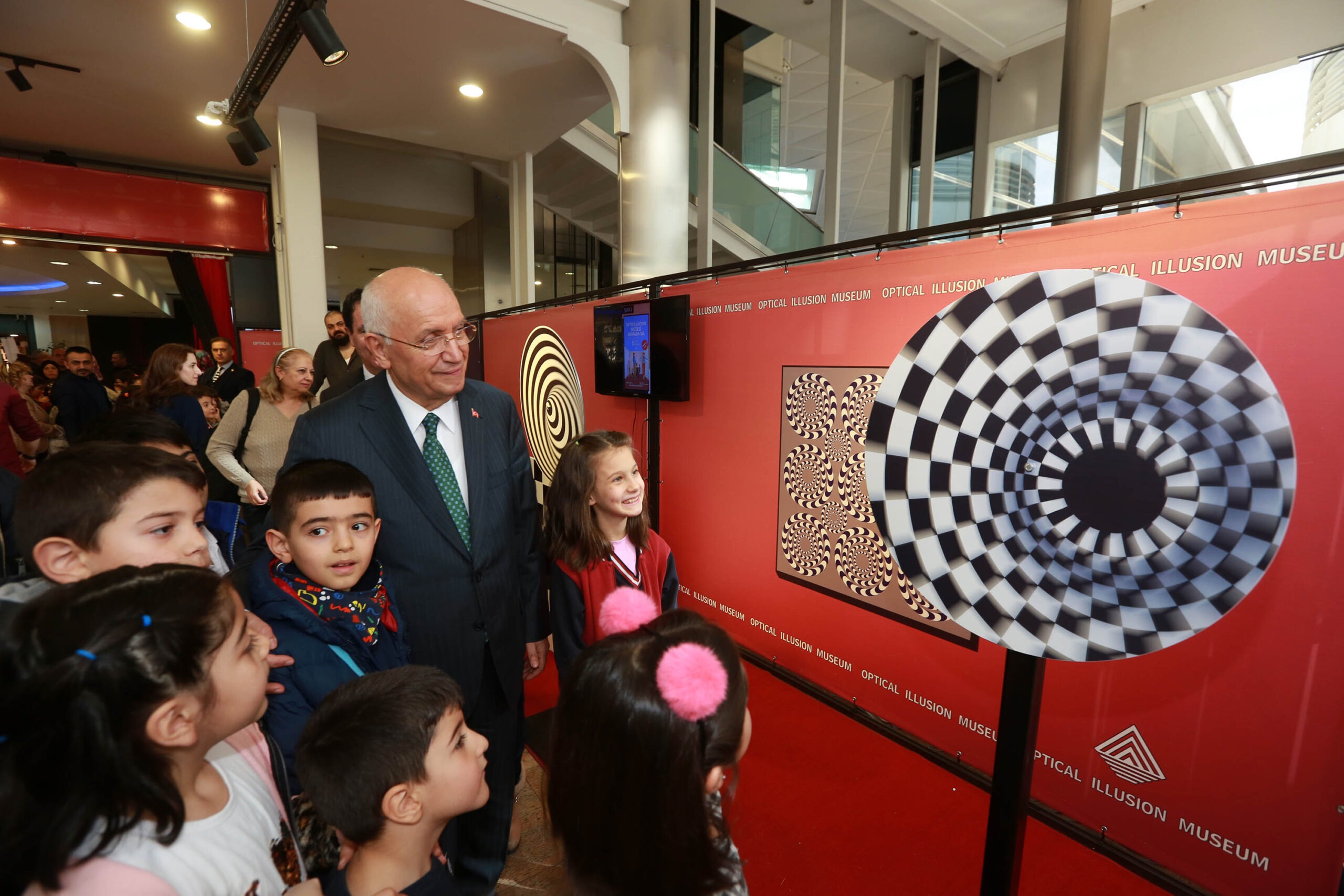 Başkan Yaşar, Optik İllüzyon Sergisi’ni açtı