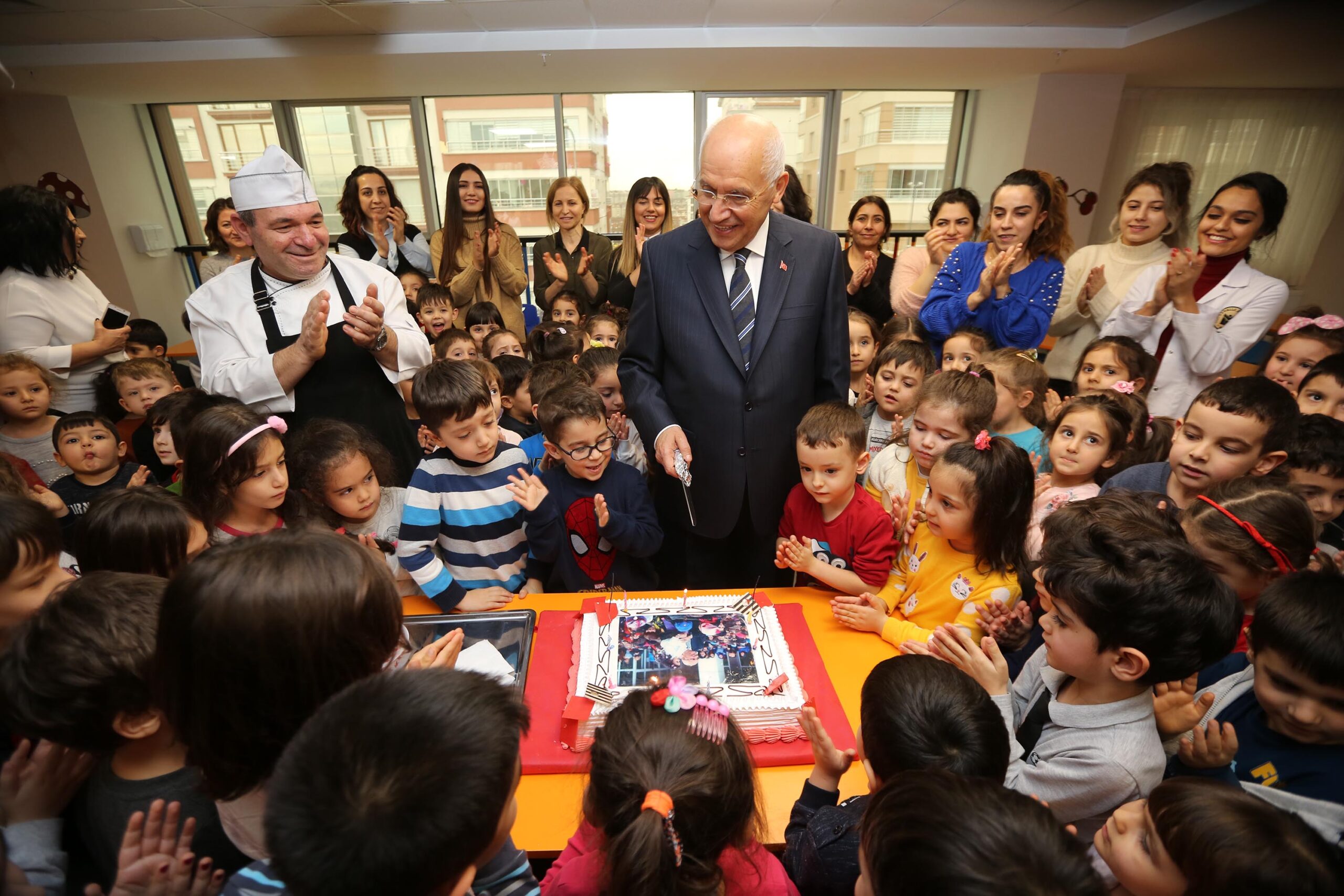 Başkan Yaşar, Yenimahalleli miniklerle yeni yılı kutladı