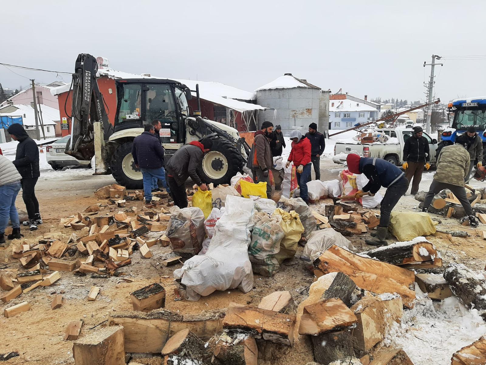 Bilecik Pazaryeri’nden deprem bölgesine yakacak odun yardımı