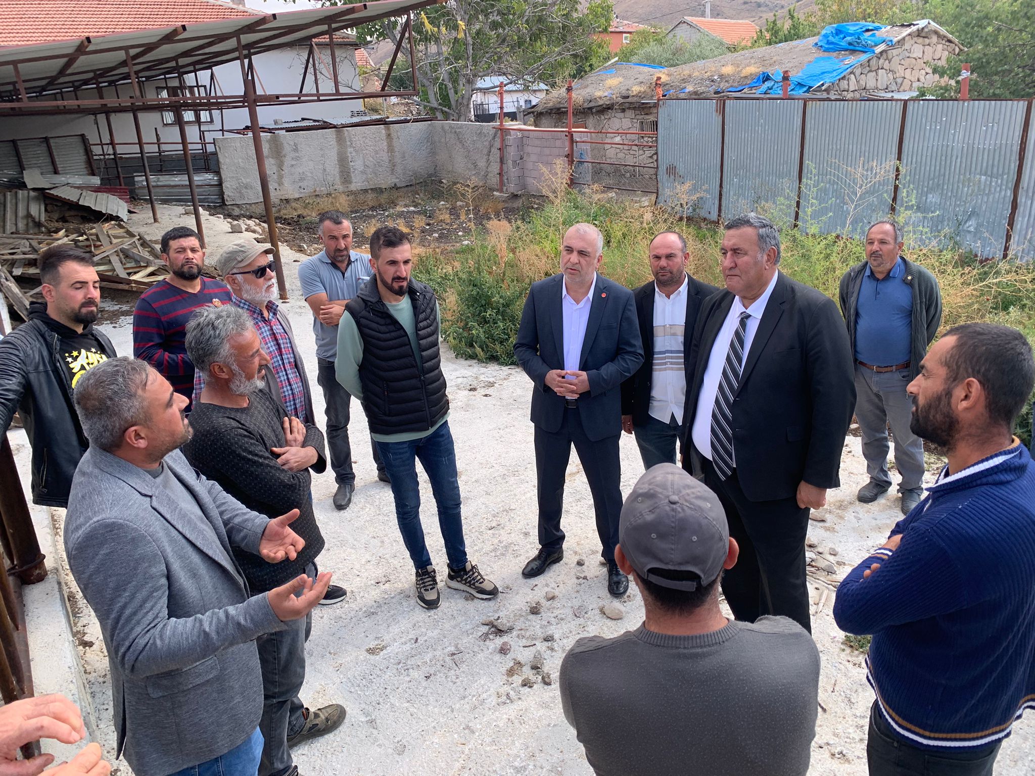 CHP Niğde Milletvekili  Ömer Fethi Gürer, hayvancılığı bırakmak zorunda kalan köylülerin sorun ve taleplerini dinledi…