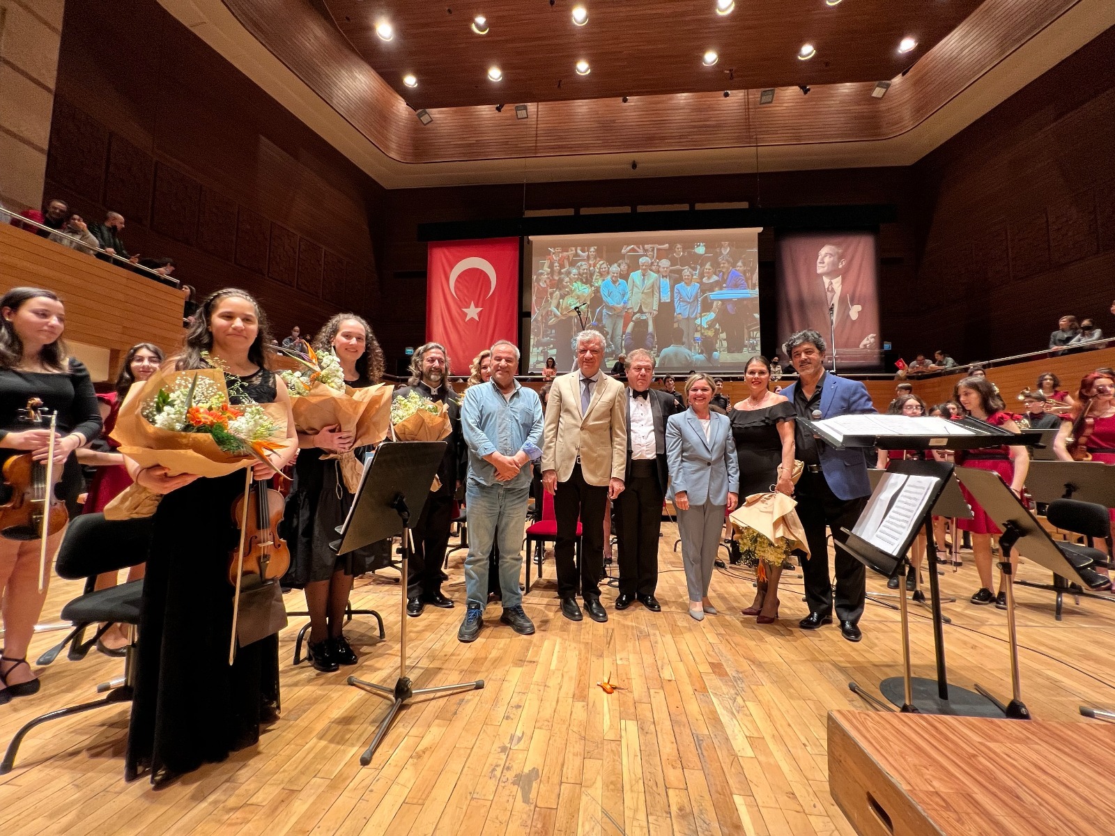 ÇOCUK SENFONİ ORKESTRASI BÜYÜLEDİ