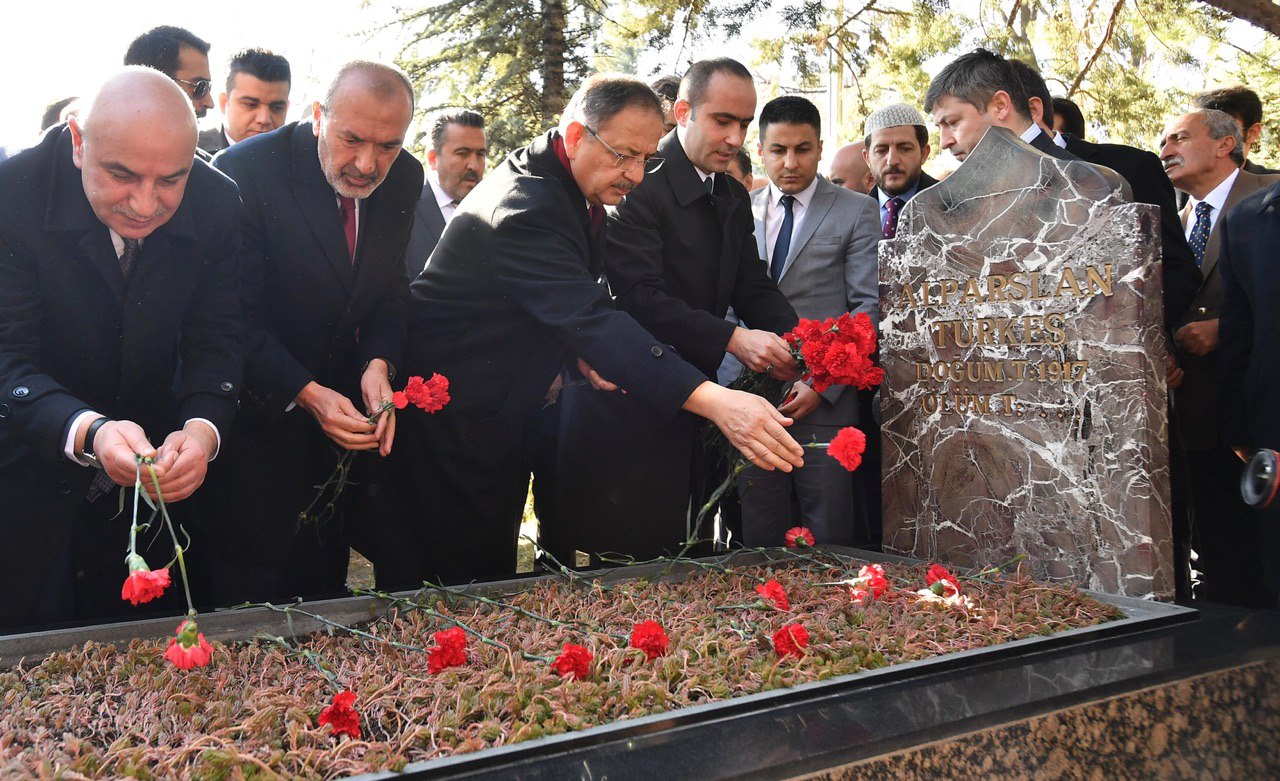CUMHUR İTTİFAKI'NDAN ALPARSLAN TÜRKEŞ VE 15 TEMMUZ ŞEHİTLER ANITI'NA ZİYARET