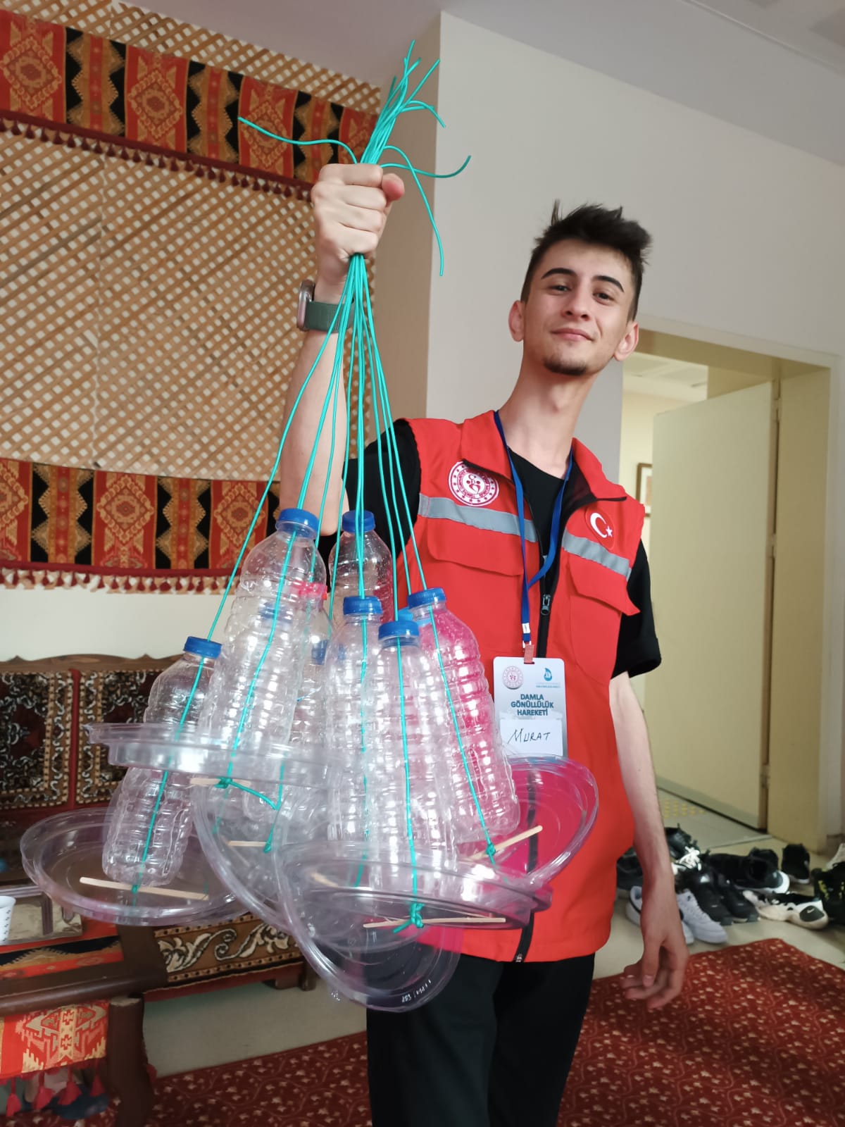 Damla Gönüllüleri Adana'da pet şişelerden kuş yemliği yaptı