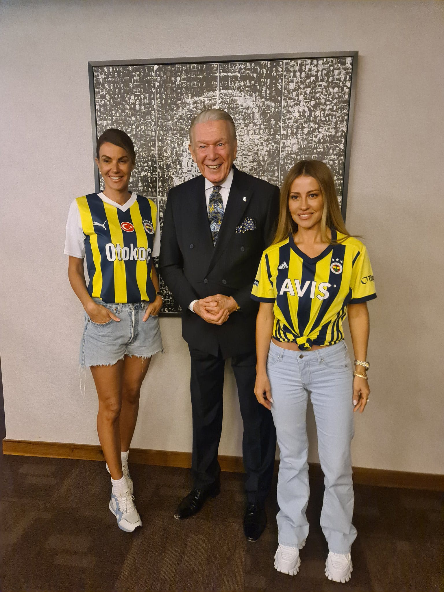 Derya Uluğ ve Tülin Şahin Fenerbahçe maçını Uğur Dündar ile izlediler