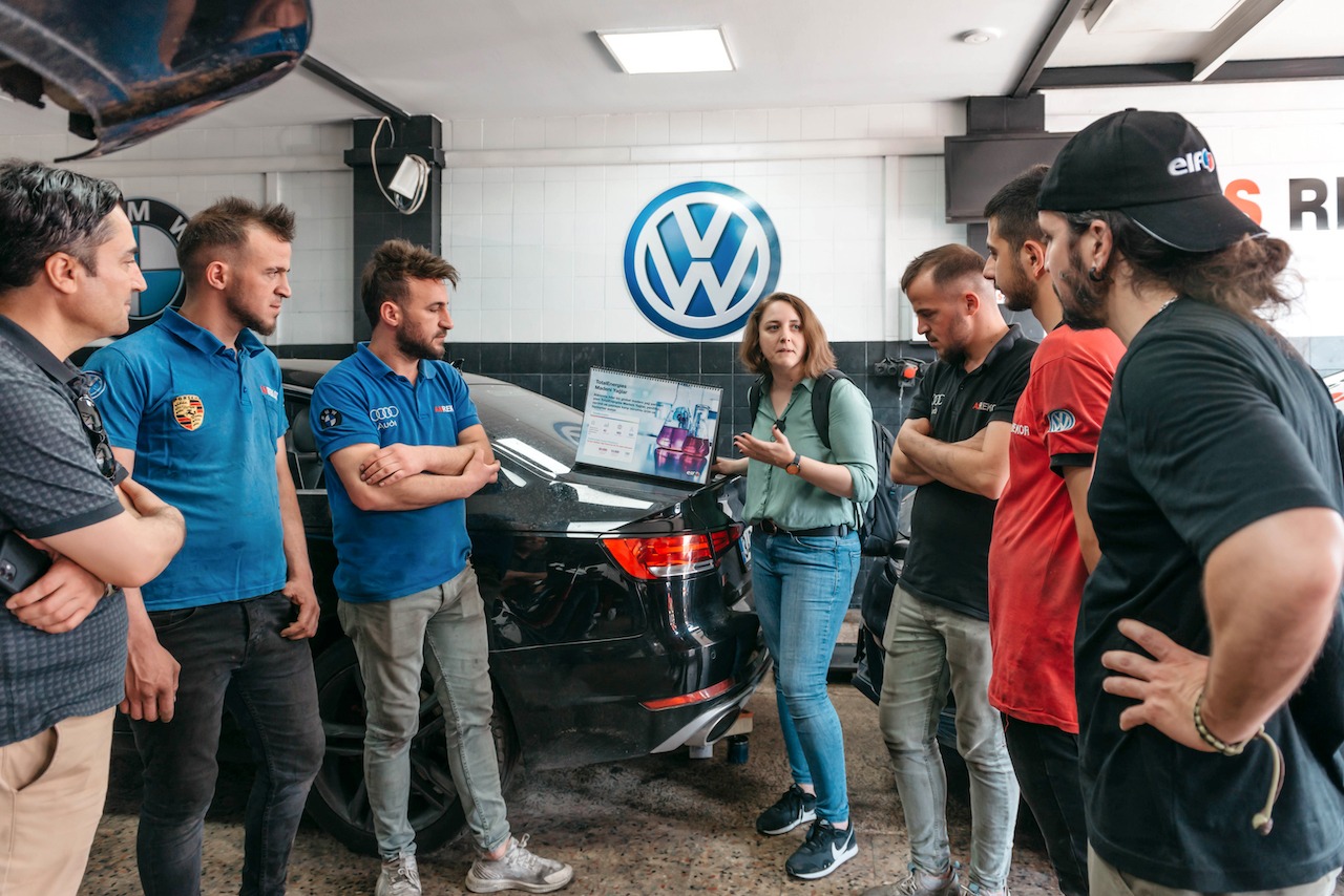 Doğukan Manço, ELF motor  yağları ile sanayide ustalarla buluştu