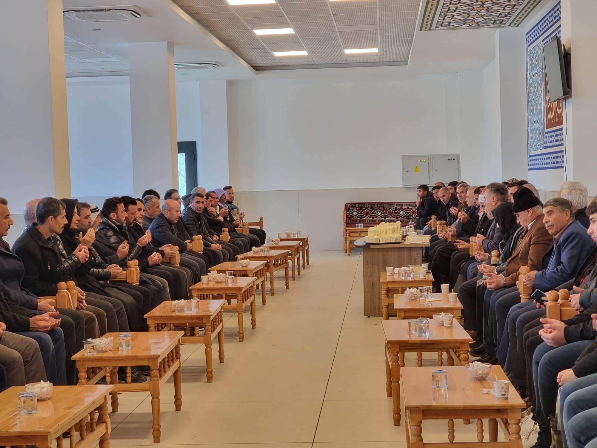 Eflan Ala ve Mehdi Eker depremzedeleri ziyaret etmeye devam ediyor