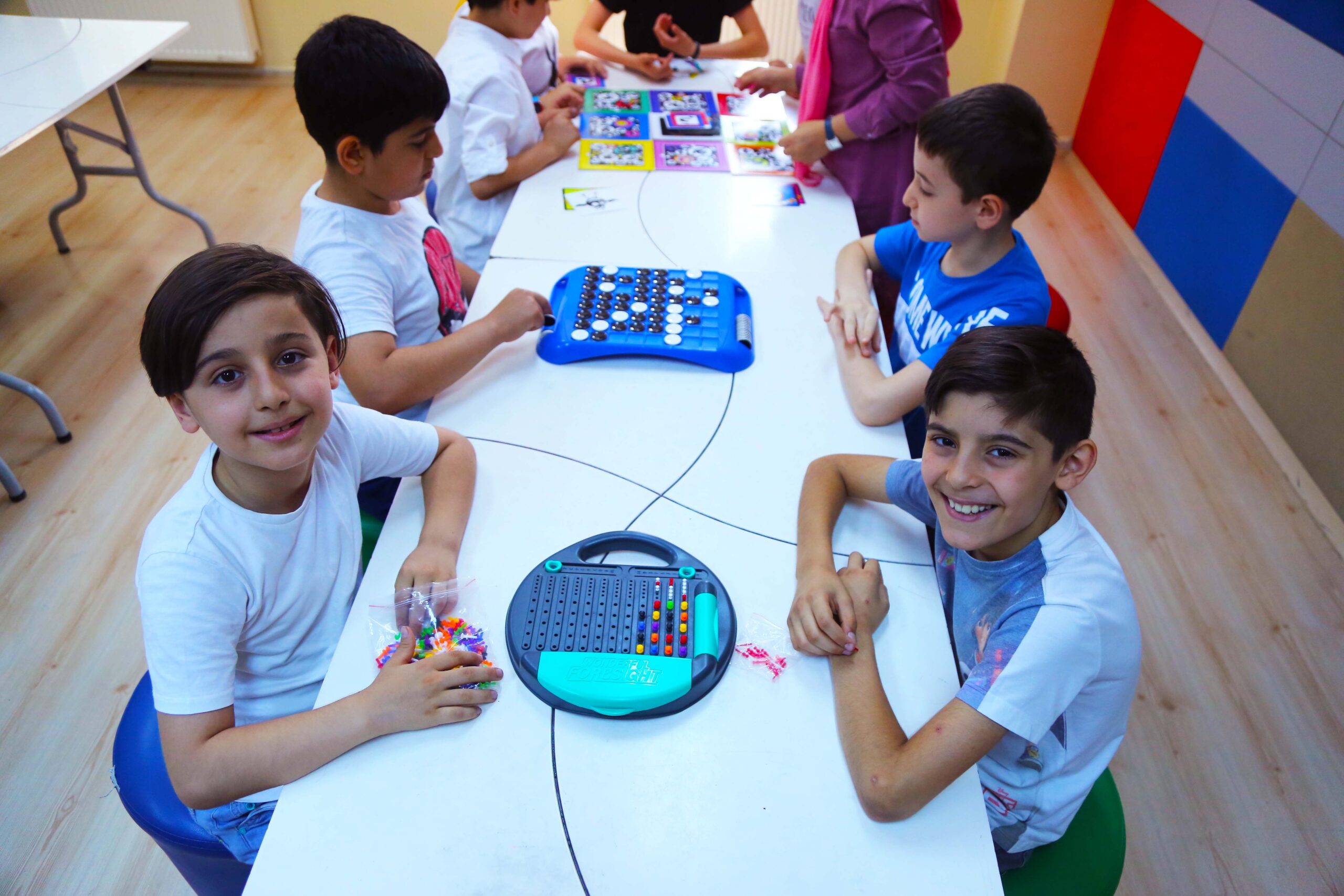 Enderunlu çocuklar yaz tatilini beyinlerini karıncalatan oyunlarla değerlendiriyor