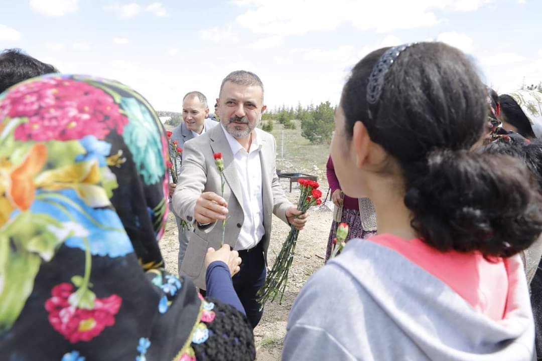 ERCAN’DAN ANNELERE ÇİÇEK