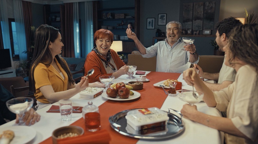 Erdal Özyağcılar Ailesiyle Birlikte   İlk Kez Reklam Filminde 