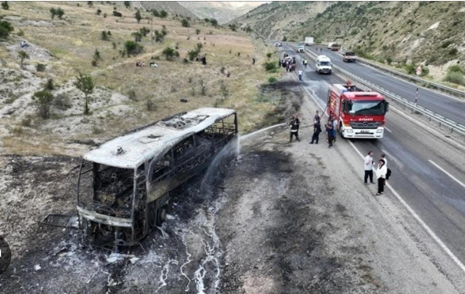 ERZURUMDA YOLCU OTOBUSÜ ALEV TOPUNA DÖNDÜ!!!