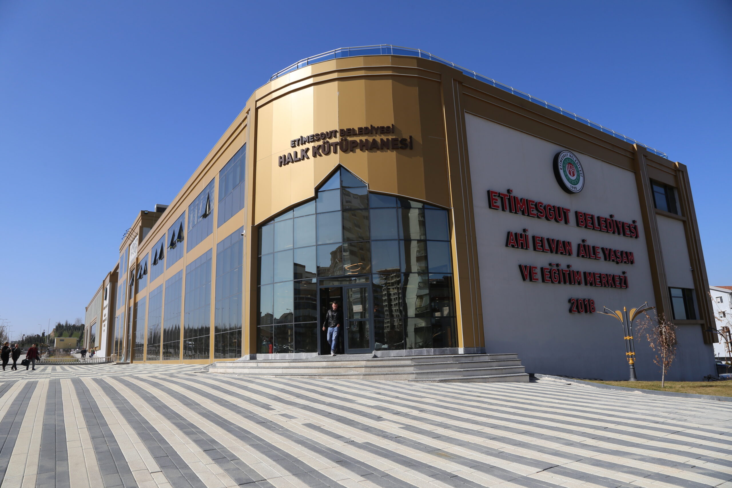 ETİMESGUT BELEDİYESİ HALK KÜTÜPHANESİ HİZMETE GİRDİ Aynı anda 600, günde 2 bin kişi hizmet alabiliyor.