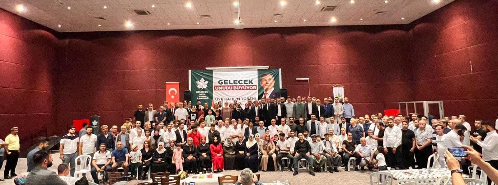 GELECEK PARTİSİ'NE KATILANLARA ROZETLERİ TAKILDI    