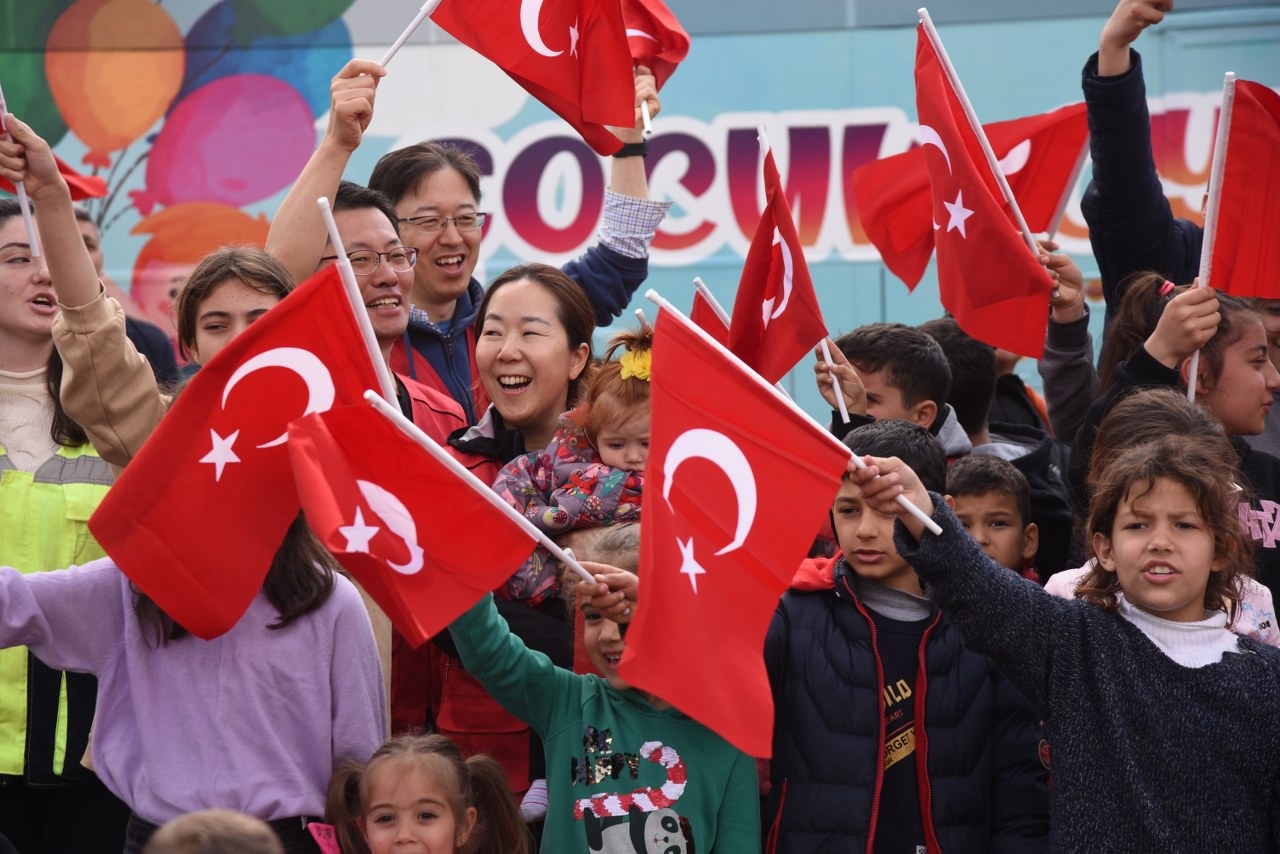 GÜNEY KORELİ GÖNÜLLÜLER, ÇANAKKALE ZAFERİ ETKİNLİĞİNDE ÇOCUKLARLA BİR ARAYA GELDİ