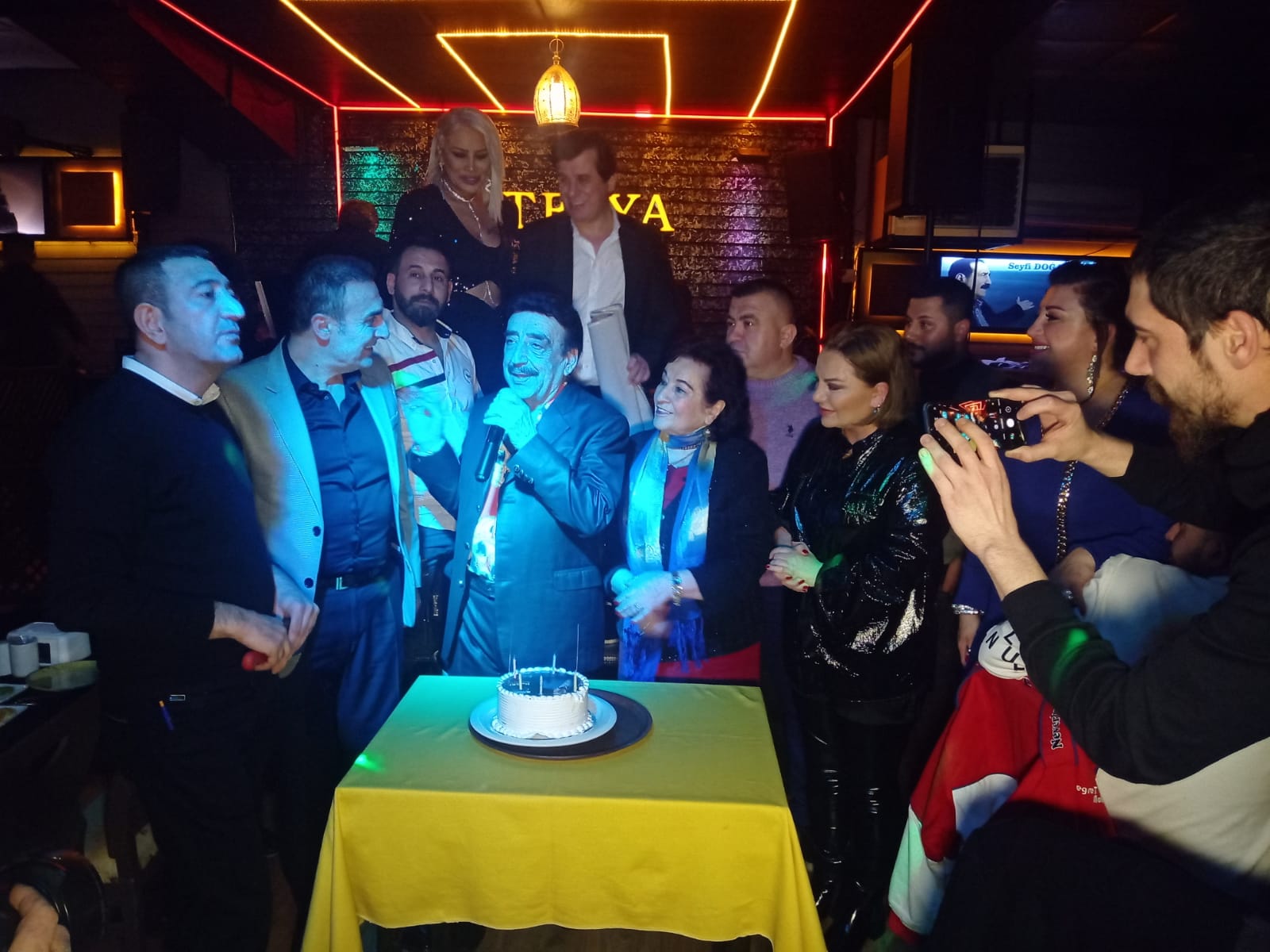 Hakkı Bulut yeni yaşına sahnede girdi