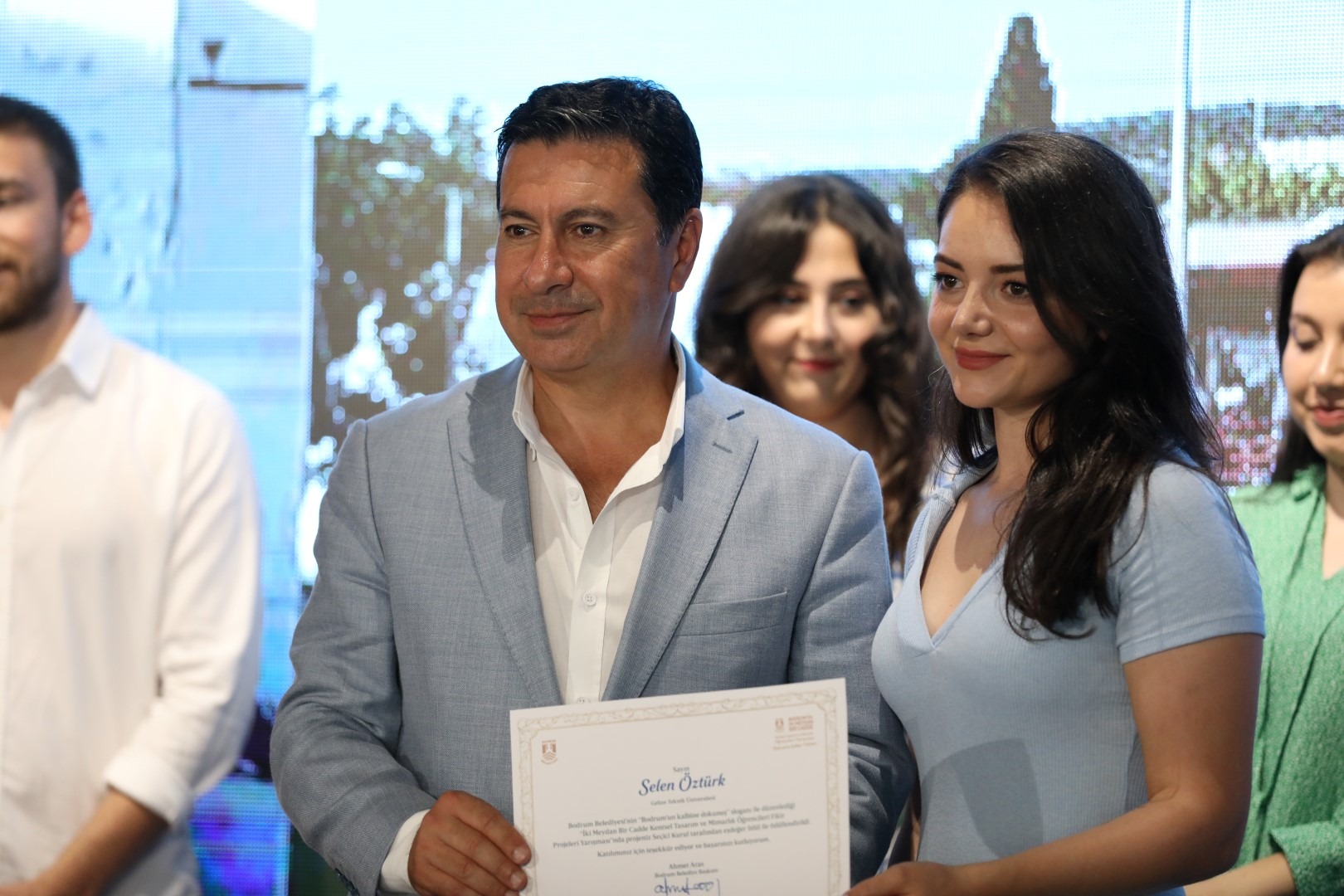 İKİ MEYDAN BİR CADDE