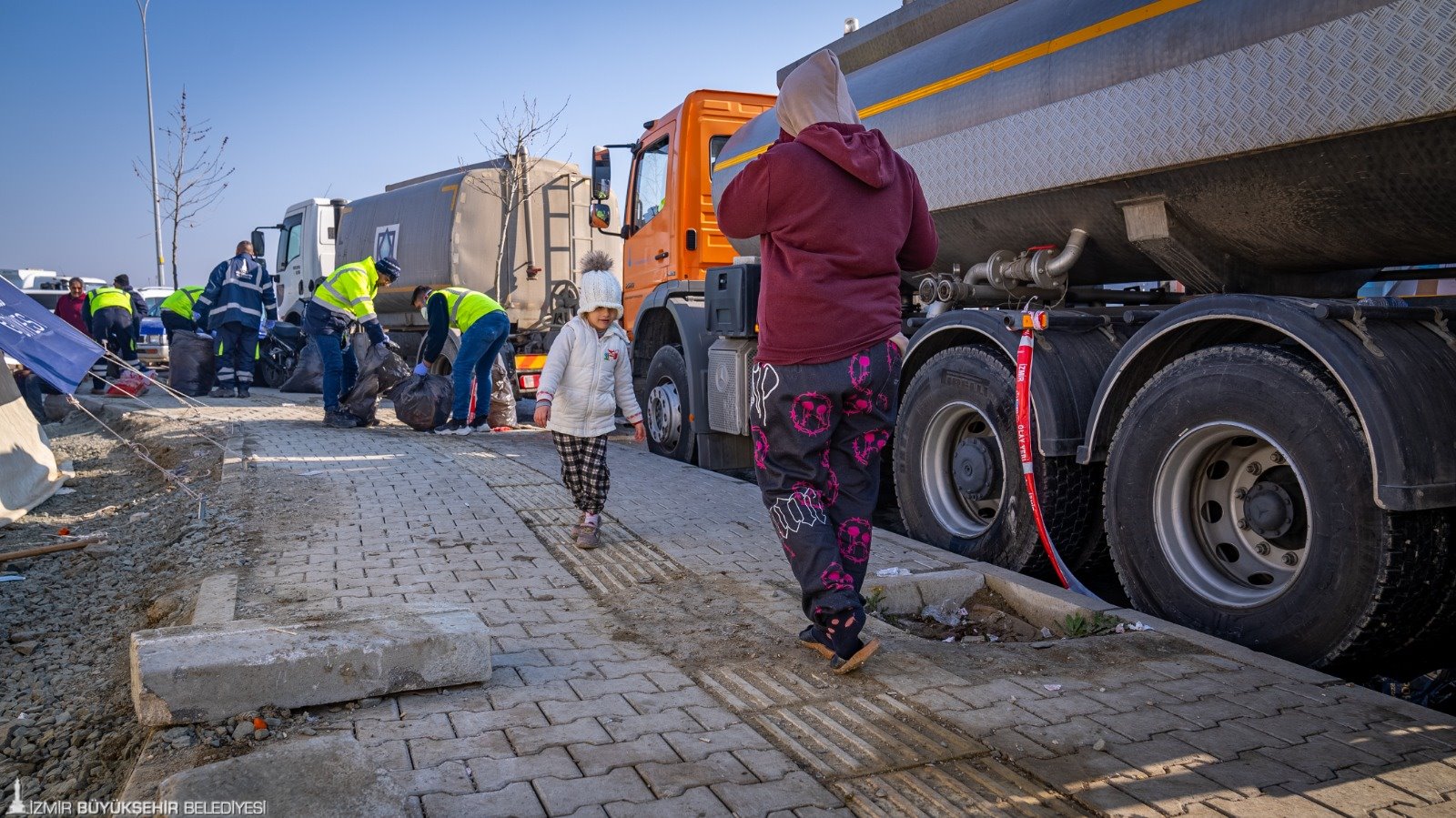 İzmir’den afet bölgesine uzanan yardım koridoruna destek yağıyor