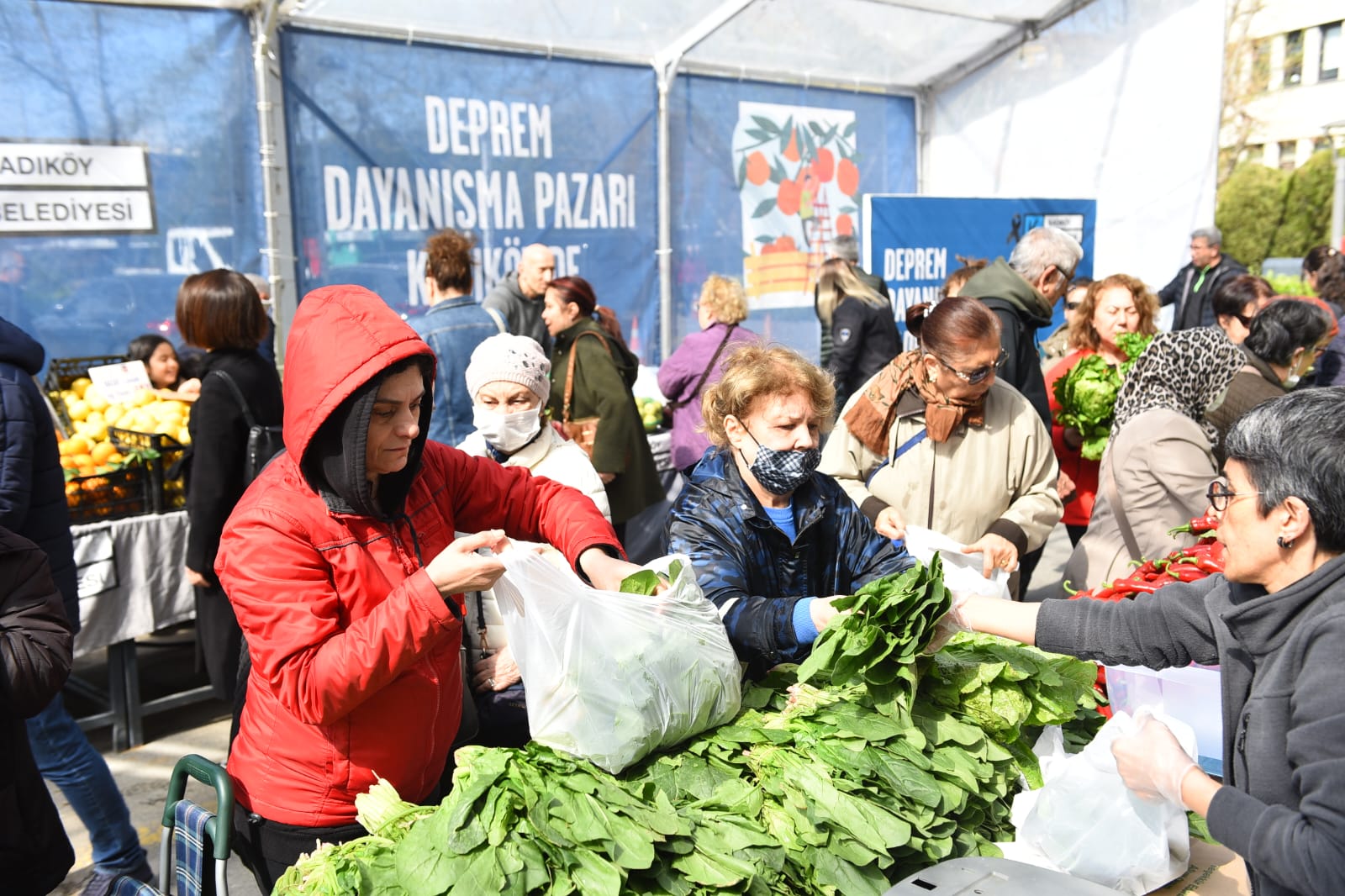 KADIKÖYLÜLER, DEPREMZEDE ÇİFTÇİLERİN ÜRÜNLERİNE YOĞUN İLGİ GÖSTERDİ